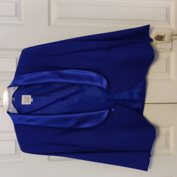 Suit - Picture 3 of 6